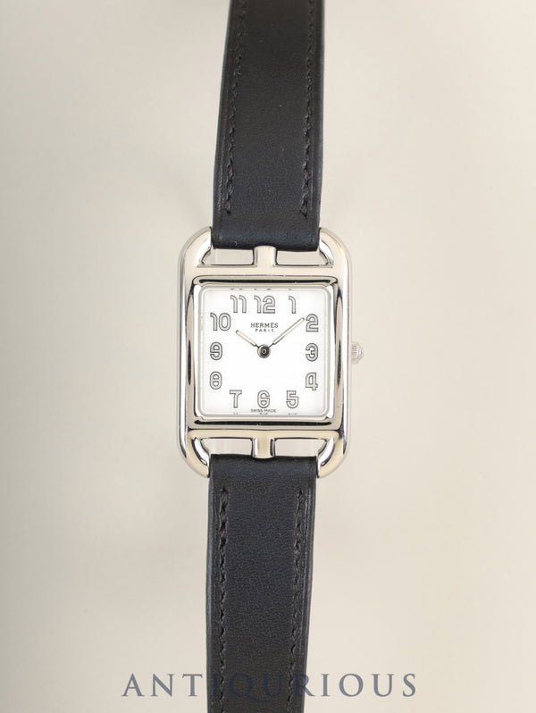Hermès Cape Cod CC1.210a Quartz Cal.976.001 SS Original leather strap (D-stamp: 2019) Original pin buckle (SS) White Arabic dial Box, papers, warranty (with individual's name) Overhauled