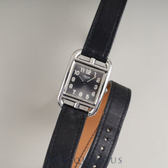 Hermès Cape Cod CC1.210 Quartz Caliber 976.001 Stainless Steel Watch with Genuine Leather Strap (E Stamp: 2001) and Genuine Stainless Steel Buckle. Gray Arabic Dial. Overhauled.