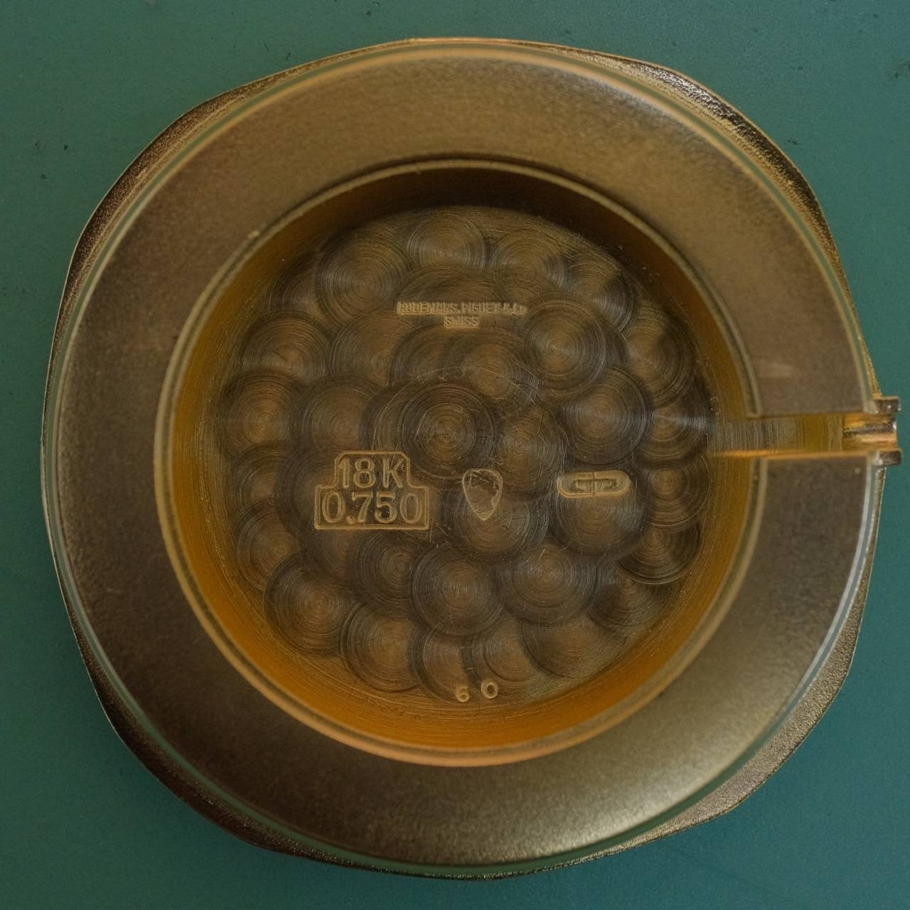 オーデマ・ピゲ オクタゴンケース 手巻き Cal.K2001/1A YG 革 純正尾錠(750)ブラック文字盤 箱