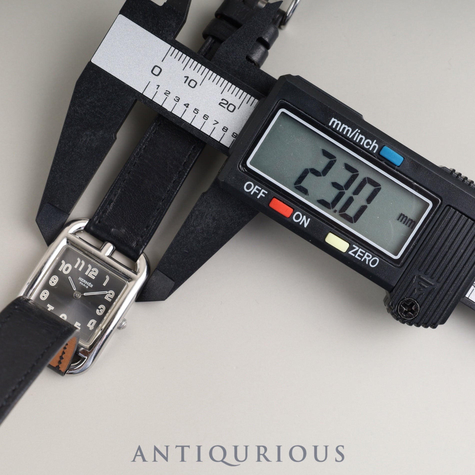 Hermès Cape Cod CC1.210 Quartz Caliber 976.001 Stainless Steel Watch with Genuine Leather Strap (E Stamp: 2001) and Genuine Stainless Steel Buckle. Gray Arabic Dial. Overhauled.