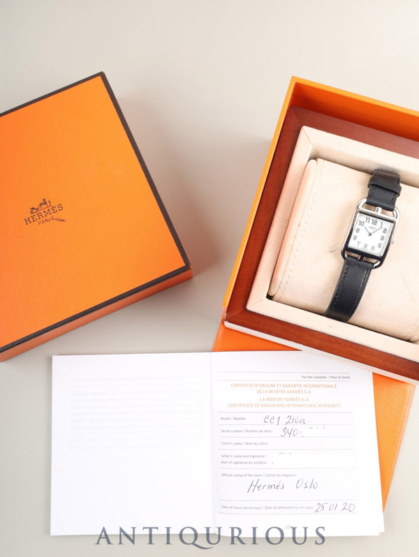 Hermès Cape Cod CC1.210a Quartz Cal.976.001 SS Original leather strap (D-stamp: 2019) Original pin buckle (SS) White Arabic dial Box, papers, warranty (with individual's name) Overhauled