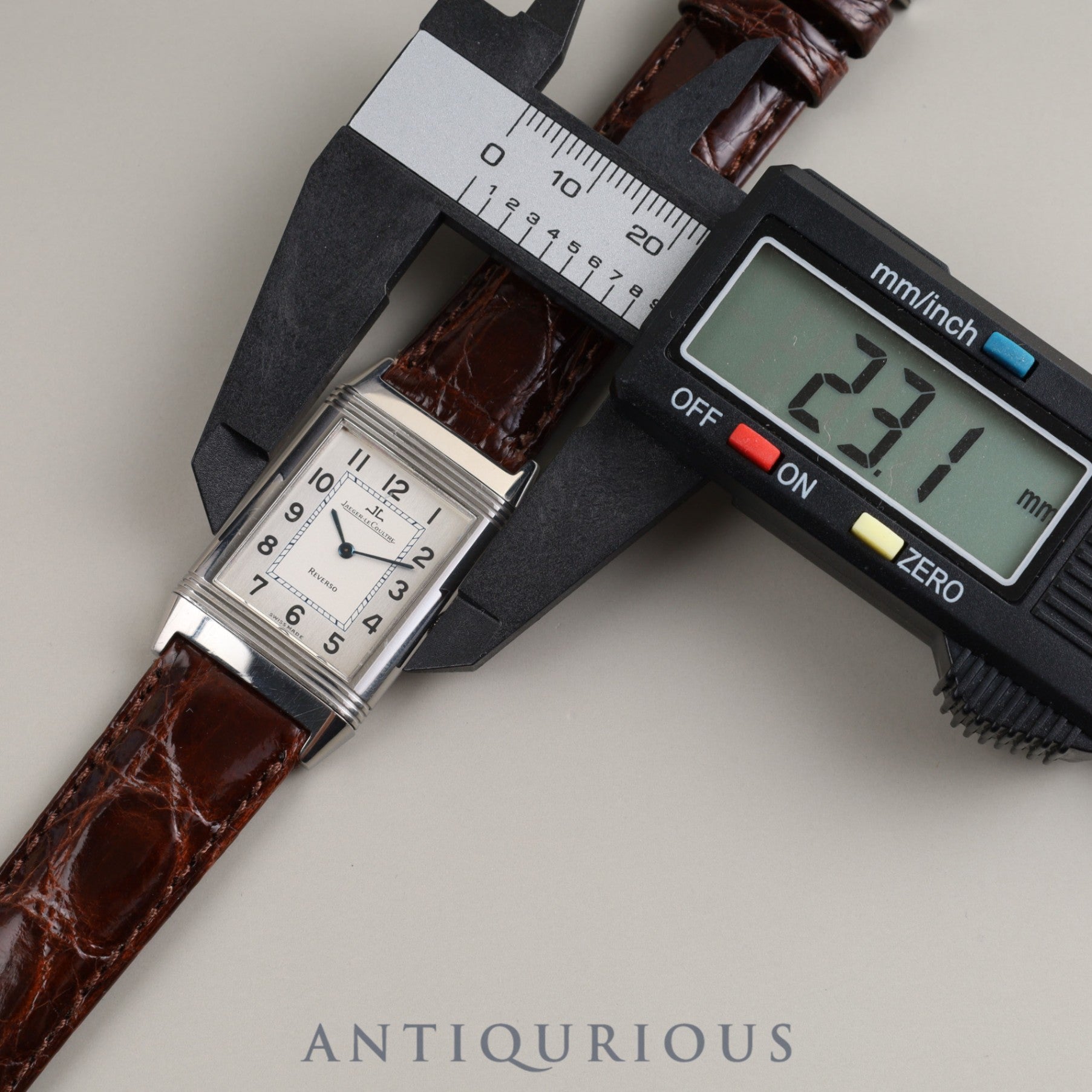 ジャガー・ルクルト レベルソクラシック 250.8.08 クォーツ Cal.608 SS 革 純正尾錠(SS)シルバー文字盤 ※裏彫りあり