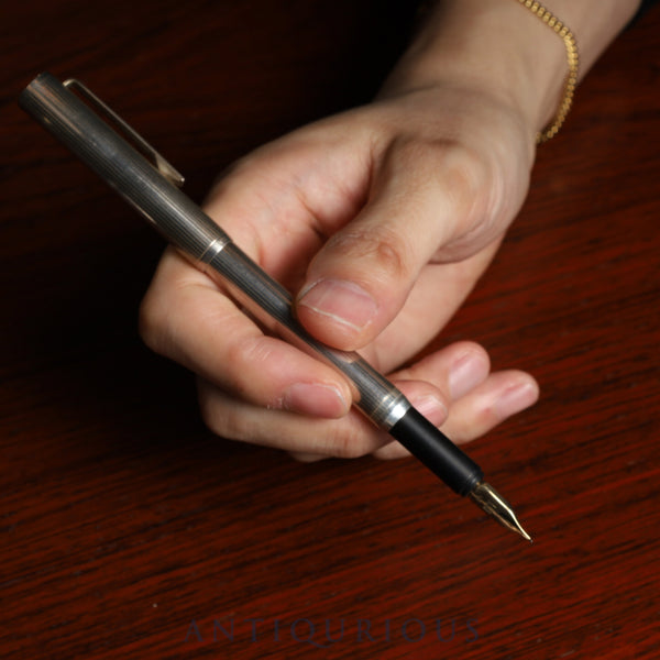 Dunhill fountain pen with sterling silver nib, 585