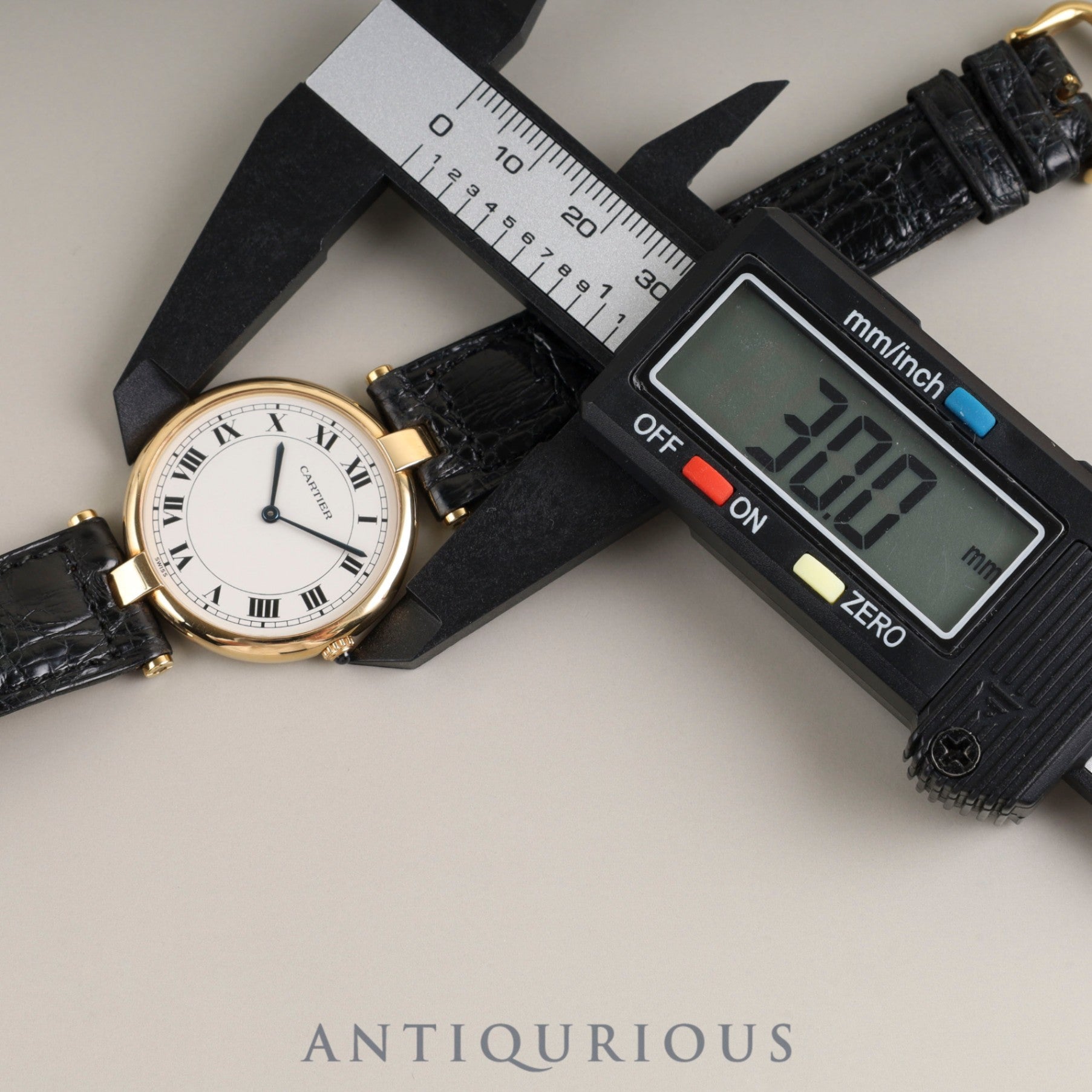 Cartier Vendôme VLC LM 881001 Quartz Cal.-750 with genuine leather strap and genuine buckle (GP). White Roman dial, 30mm. Boxed and overhauled.