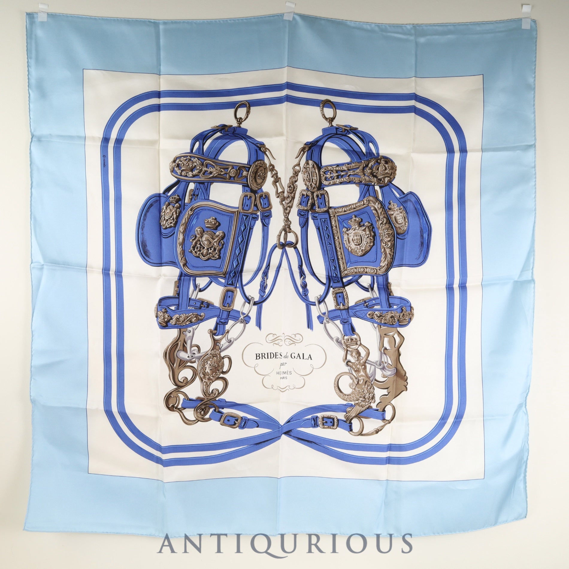 HERMES エルメス エンブレム装飾総柄シルクスカーフ ブルー/ゴールド  