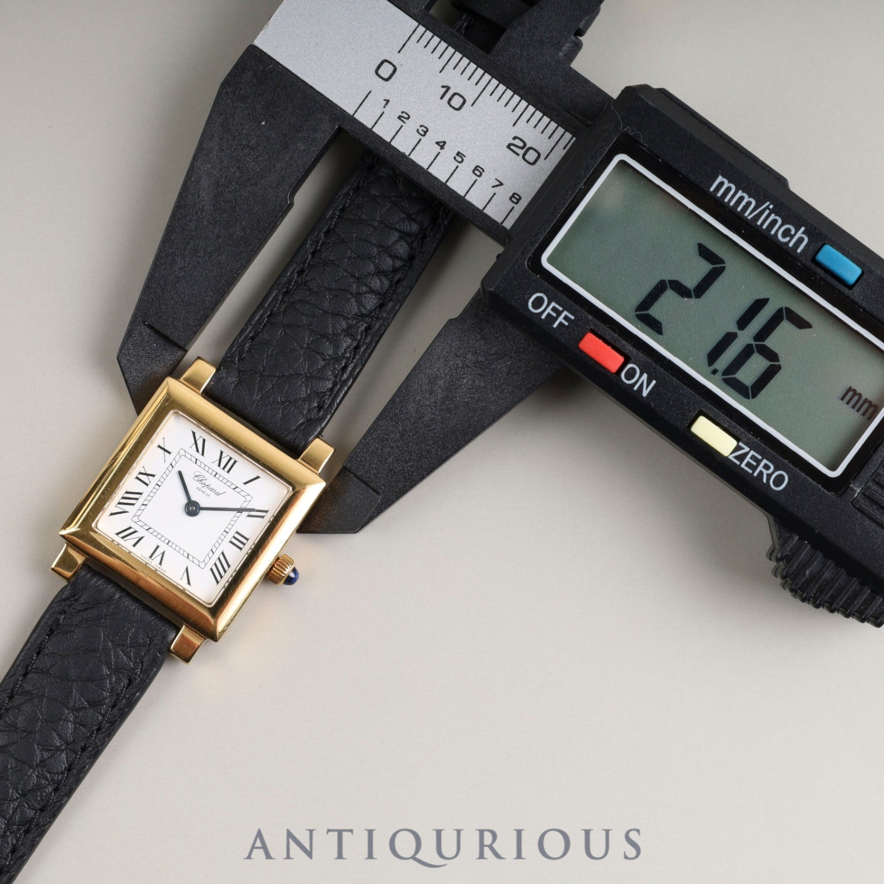 ショパール クラシック スクエア 127366 クォーツ Cal.976.001 750 カミーユ・フォルネ社製革ベルト 純正尾錠(GP) ホワイトローマン文字盤 箱 原産地証明書(2015年) 冊子 オーバーホール済み