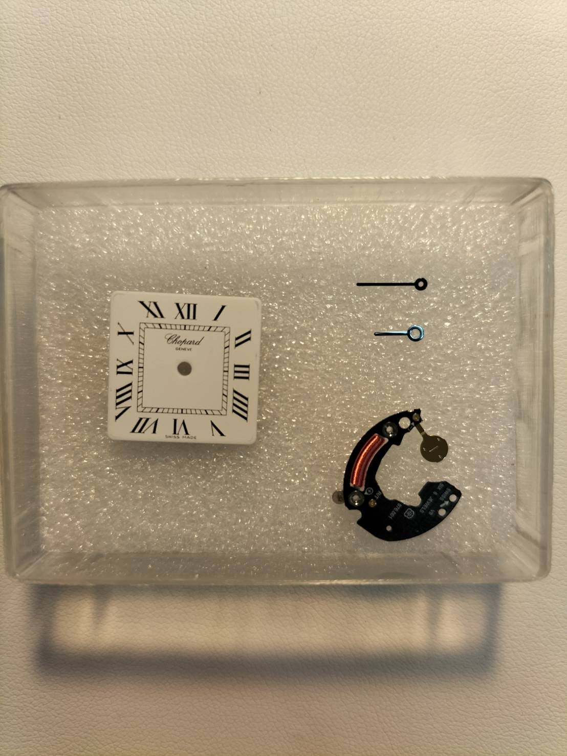 ショパール クラシック スクエア 127366 クォーツ Cal.976.001 750 カミーユ・フォルネ社製革ベルト 純正尾錠(GP) ホワイトローマン文字盤 箱 原産地証明書(2015年) 冊子 オーバーホール済み