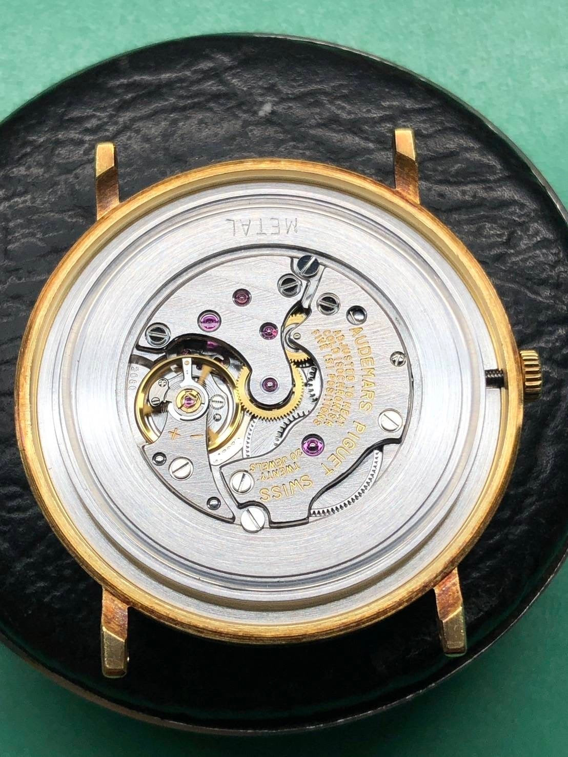 オーデマ・ピゲ エクストラフラット 手巻き Cal.2080 YG 革 純正尾錠 ゴールド文字盤 1990年代