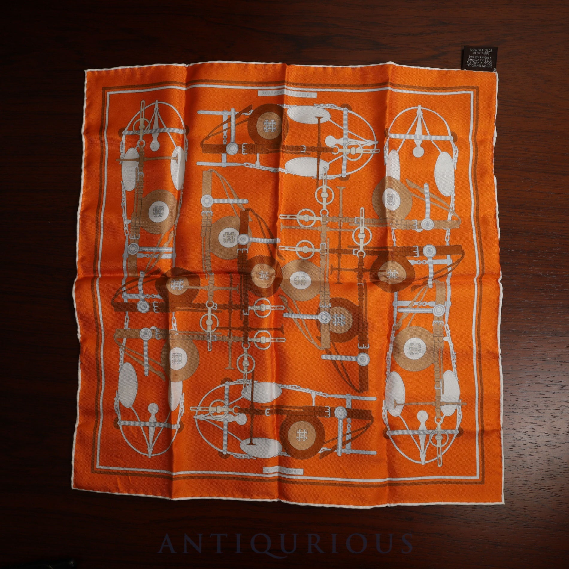 エルメス スカーフ カレ45 BRIDES ET FRONTAUX 馬勒と額飾り SILK100%