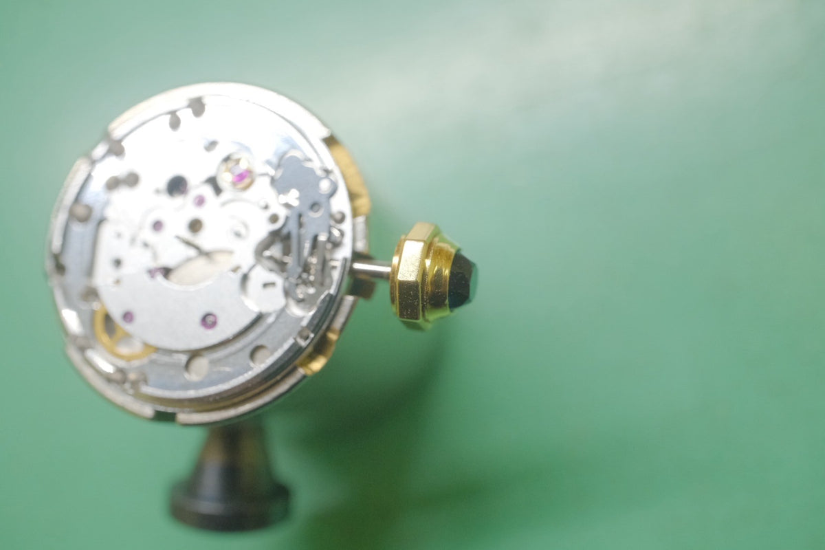 カルティエ タンクアメリカン MM W2603556 / 2483 自動巻き Cal.077 750YG 純正革ベルト 純正ピンバックル（750YG）ホワイトローマン文字盤（SWISS MADE表記） 冊子 純正レザーベルト付き オーバーホール済み