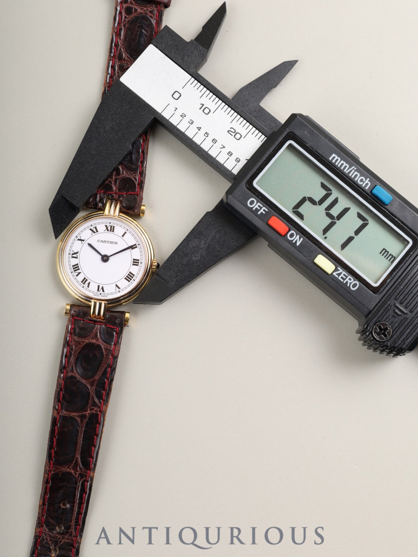 Cartier Vendôme Trinity VLC SM 81004 Quartz Caliber 690 750 with genuine leather strap and genuine buckle (GP). White Roman dial with genuine strap. (Unused) Overhauled.