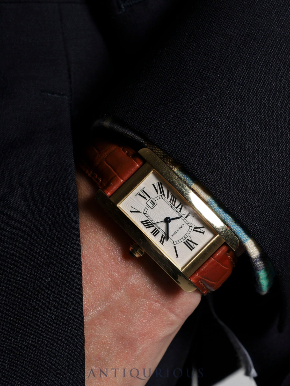 Cartier Tank Américaine MM W2603556 / 2483, Automatic Cal. 077, 18K Yellow Gold (750YG), original leather strap, original 18K Yellow Gold (750YG) pin buckle, white Roman numeral dial (SWISS MADE), booklets, includes original leather strap, overhauled.