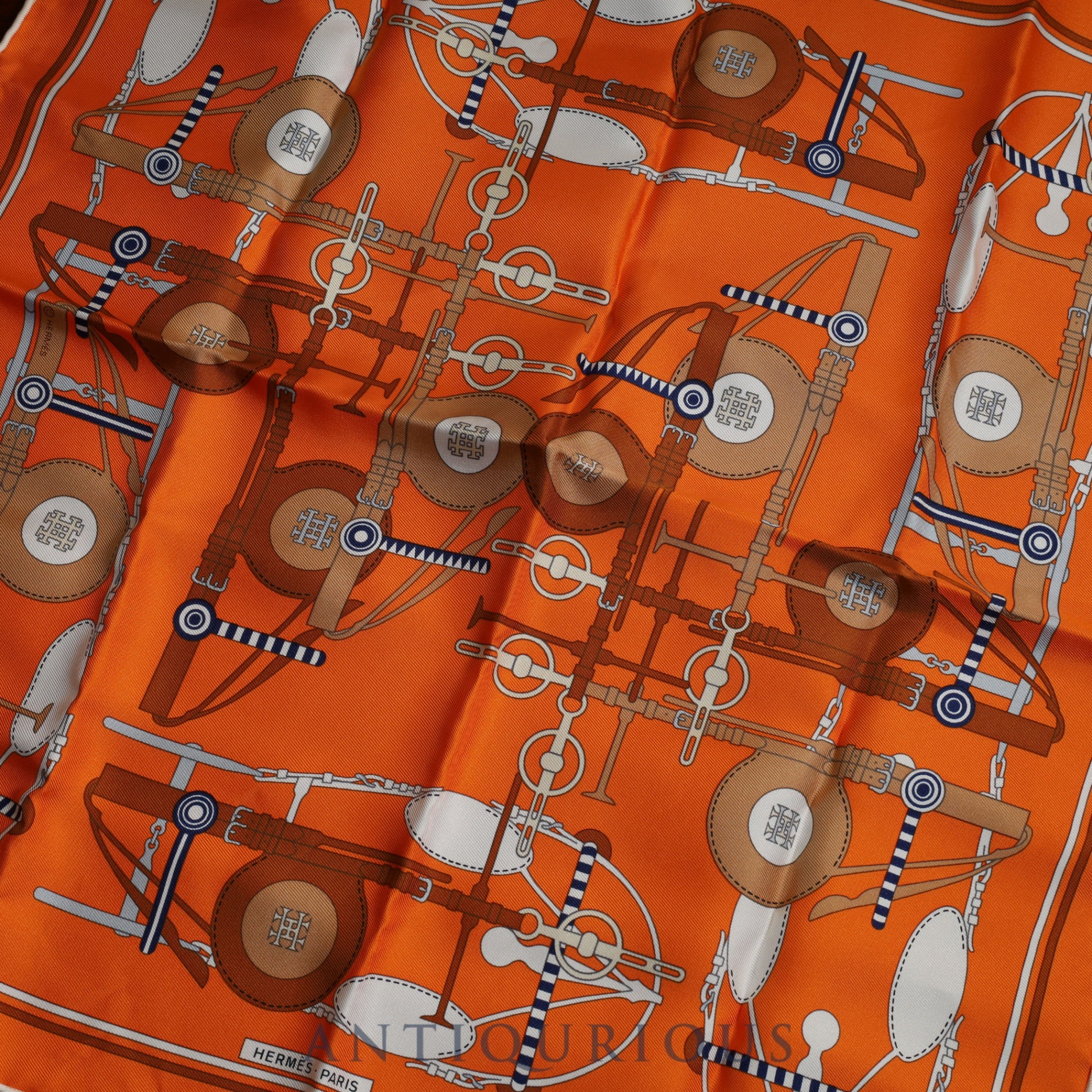 エルメス スカーフ カレ45 BRIDES ET FRONTAUX 馬勒と額飾り SILK100%