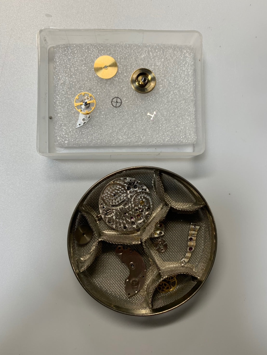 Patek Philippe Golden Ellipse 3989 Manual winding Cal. 215 750YG Leather strap Original pin buckle (750YG) White Roman dial Document case Booklets Warranty (1989) Overhauled