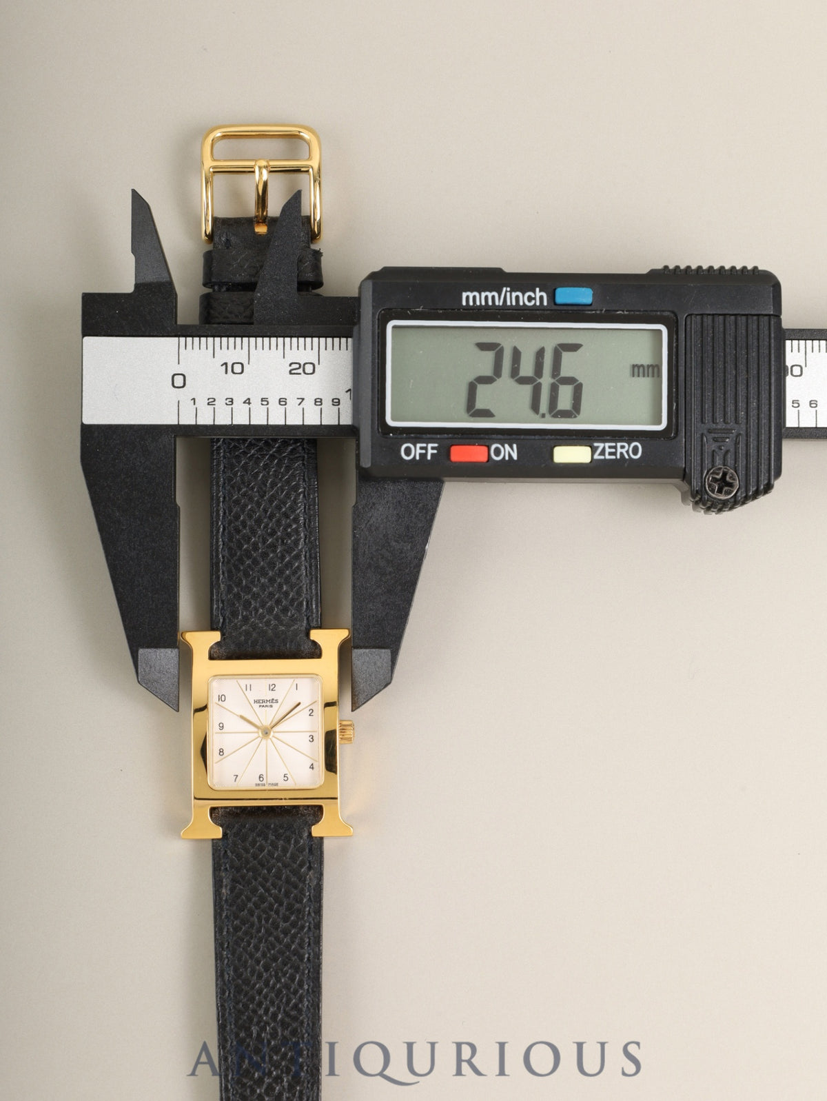 エルメス Hウォッチ HH1.210 クォーツ Cal.901.001 GP 純正レザーベルト（□A刻印：1997年） 純正ピンバックル（GP）ホワイトアラビア文字盤（SWISS MADE） 箱 保証書（1999年 / 詳細未記載） オーバーホール済み