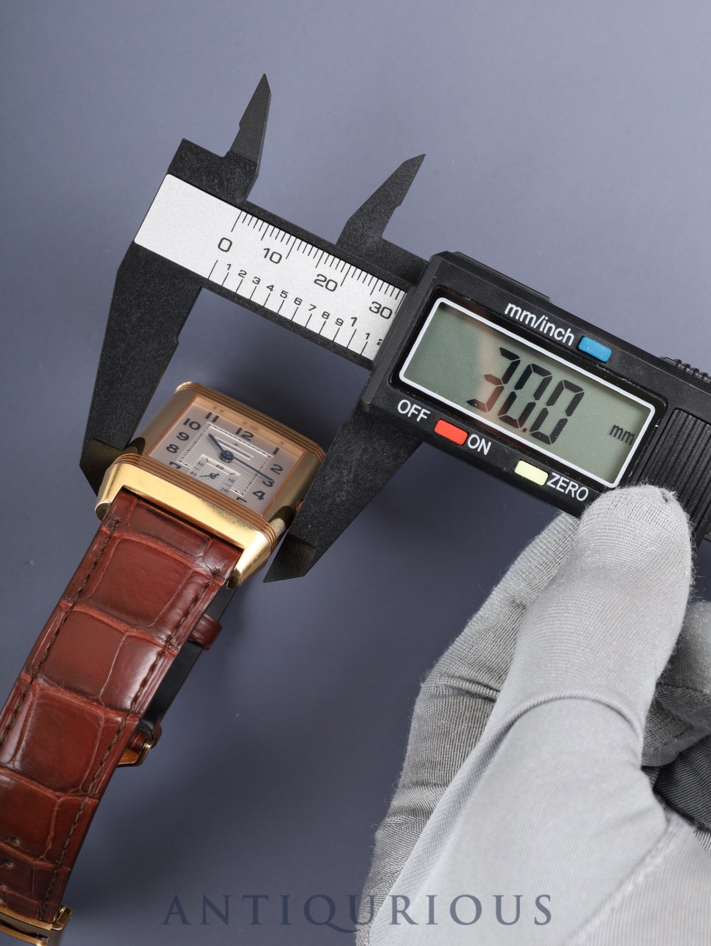 ジャガー・ルクルト グランド レベルソ 273.2.04 / Q3732420 手巻き Cal.976 750PG JEAN ROUSSEAU社革ベルト 純正バックル（750PG）シルバーアラビア文字盤 箱 冊子 保証書 タグ オーバーホール済み