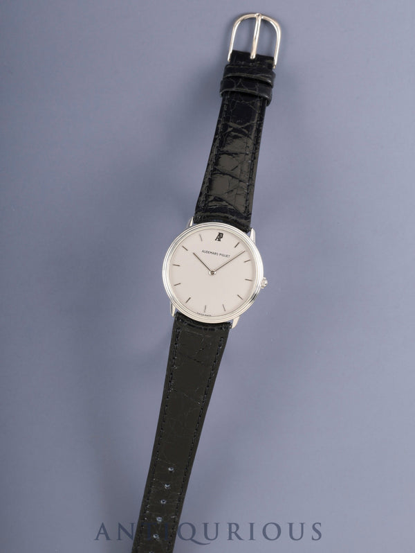 オーデマ・ピゲ  ラウンド クォーツ Cal.2612 750WG 革 純正ピンバックル（750WG）シルバー文字盤 オーバーホール済み