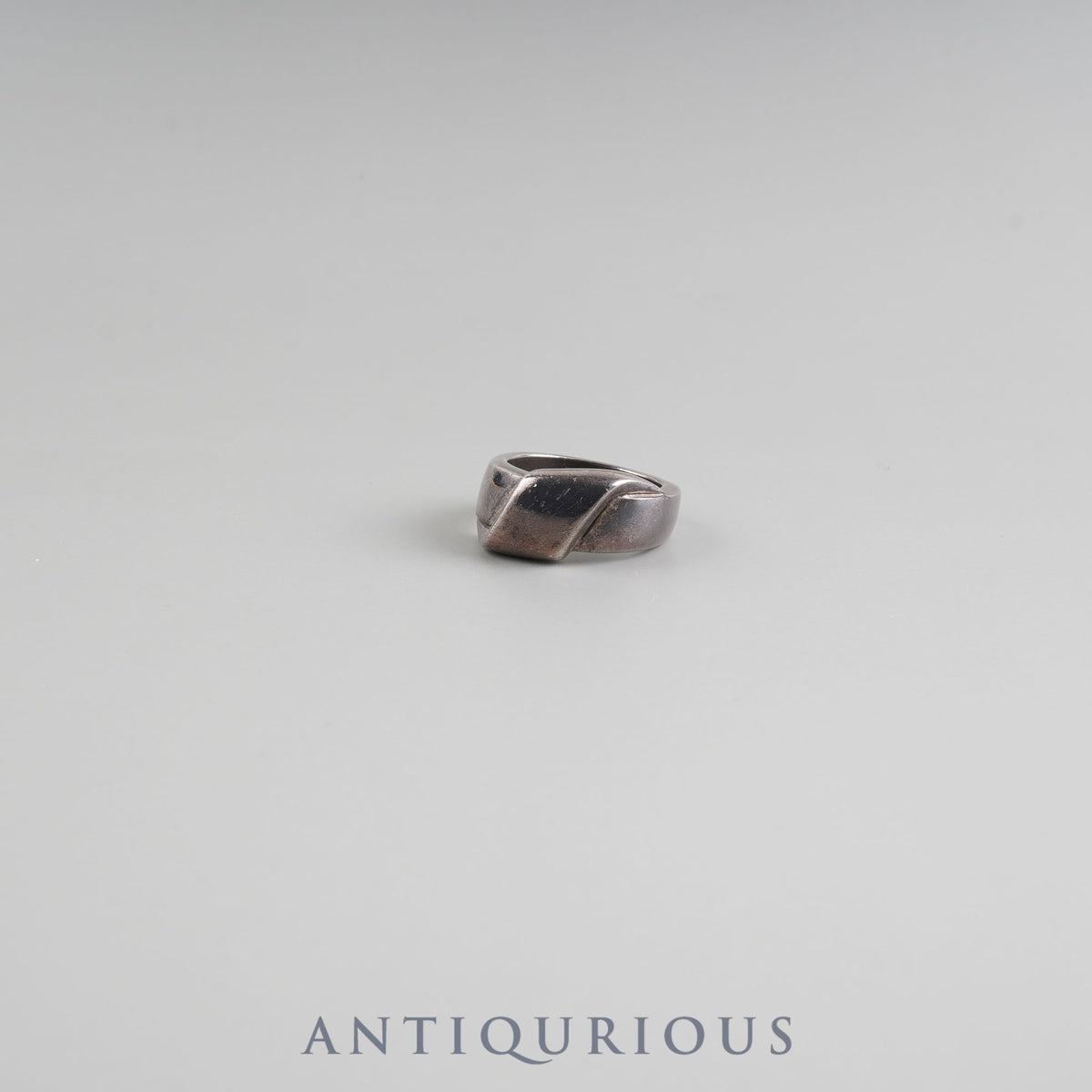 Hermes vintage ring in sterling silver, size 10.5, with ribbon motif