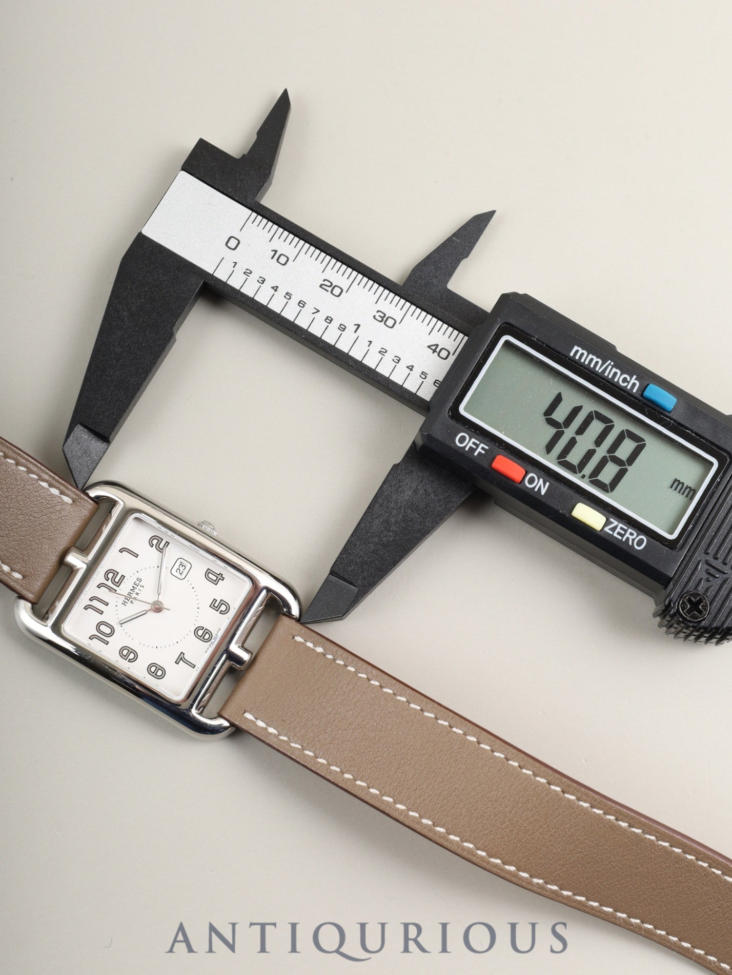 エルメス ケープコッド CC2.710 クォーツ Cal.- SS 純正革ベルト（U刻印：2022年） 純正尾錠（SS） シルバーアラビア文字盤 箱 保証書（2023年）オーバーホール済み