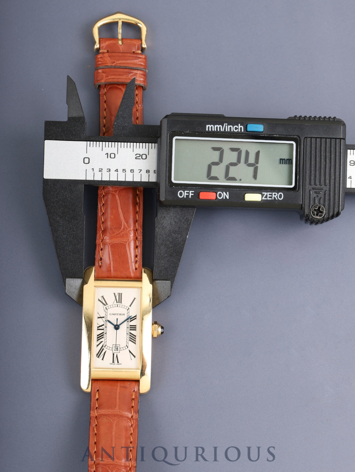 カルティエ タンクアメリカン MM W2603556 / 2483 自動巻き Cal.077 750YG 純正革ベルト 純正ピンバックル（750YG）ホワイトローマン文字盤（SWISS MADE表記） 冊子 純正レザーベルト付き オーバーホール済み