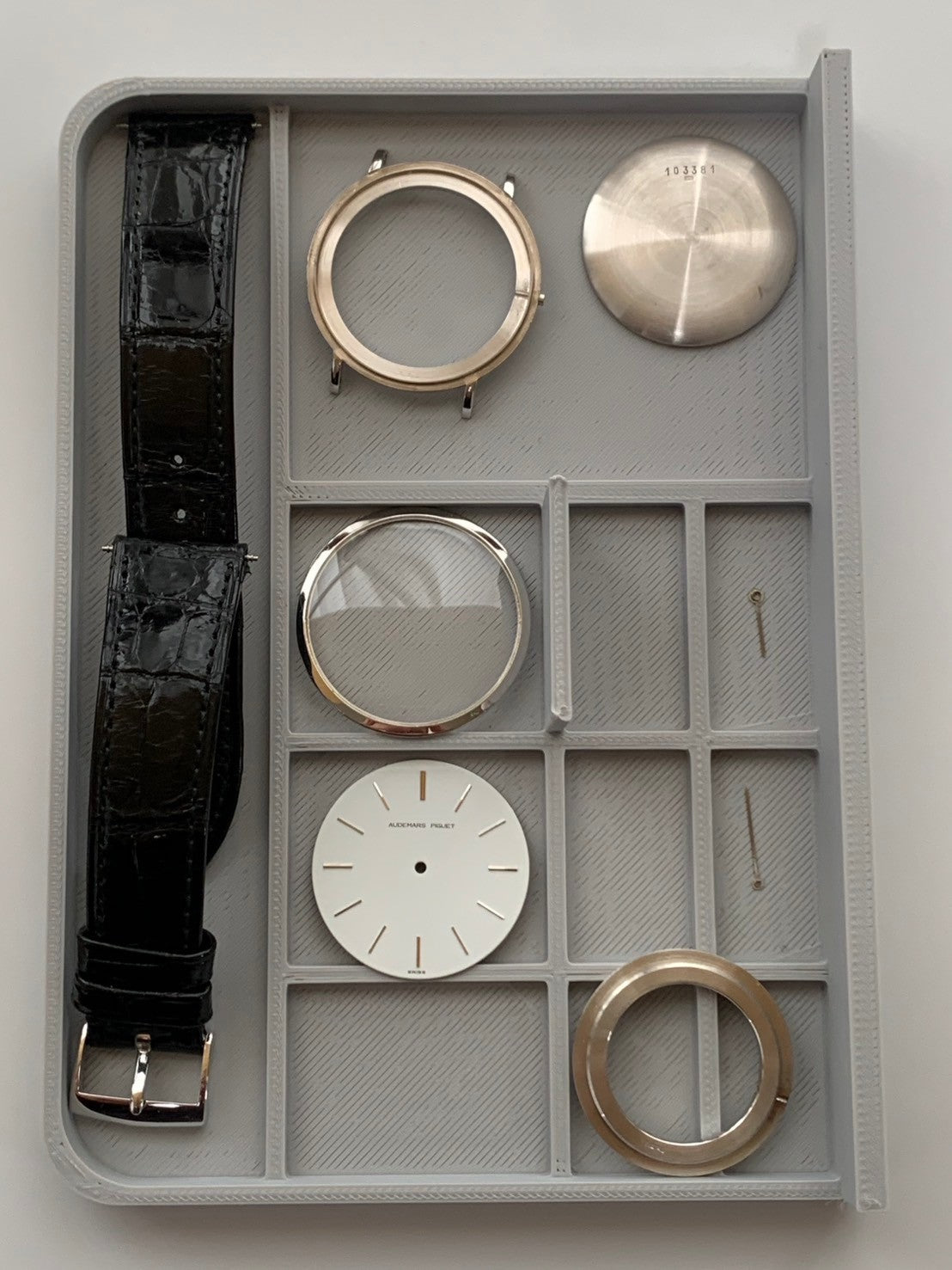 オーデマ・ピゲ エクストラフラット 手巻き Cal.K.2001/1A 750 純正革ベルト（使用感あり）純正尾錠（750）ホワイト文字盤 オーバーホール済み