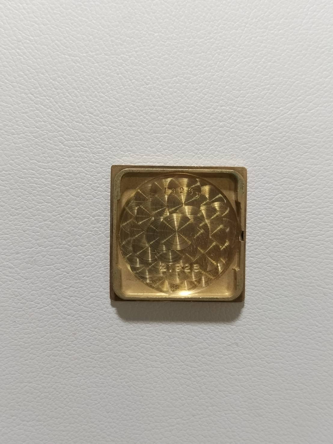カルティエ カドラン クォーツ Cal.55 750YG 純正革ベルト 純正ピンバックル（GP）アイボリー文字盤（PARIS表記） 箱 冊子 保証書（1987年） オーバーホール済み
