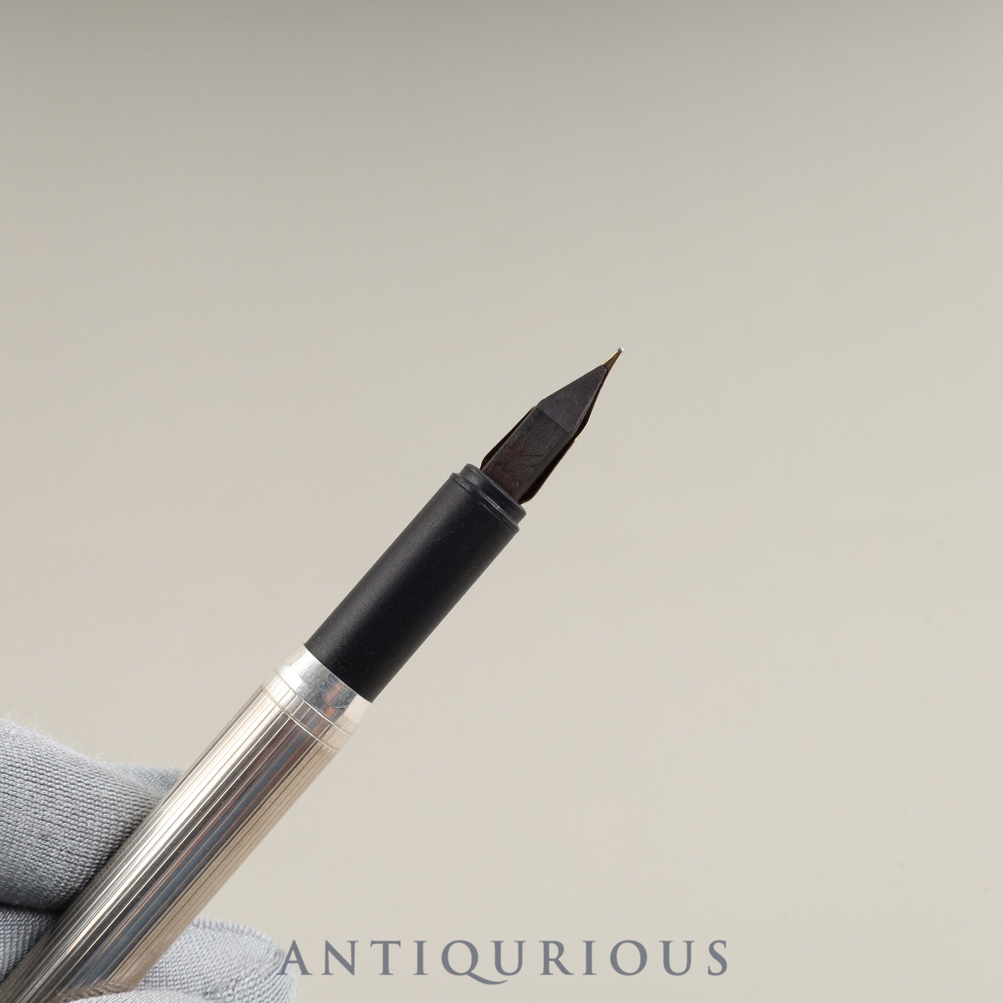 ダンヒルdunhill 万年筆　ペン先K14 585 箱付き　筆記用具 dunhill ダンヒル 万年筆 ペン先585 ゴールドカラー 14K 文具