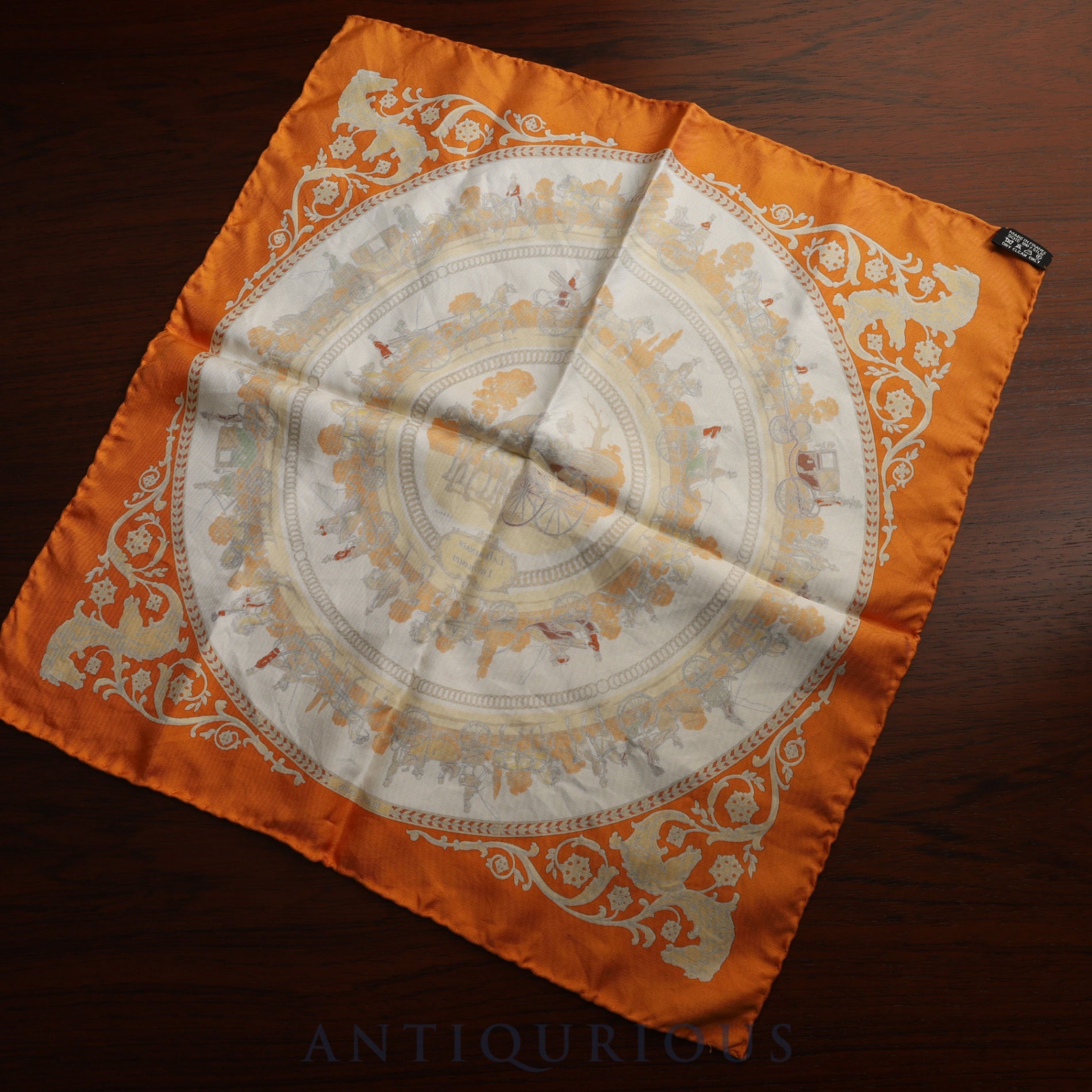 エルメス　スカーフ　ロンシャンへの散歩　HERMES シルク100% エルメス スカーフ カレ90 ロンシャンへの散歩 ケース SILK100% | 東京